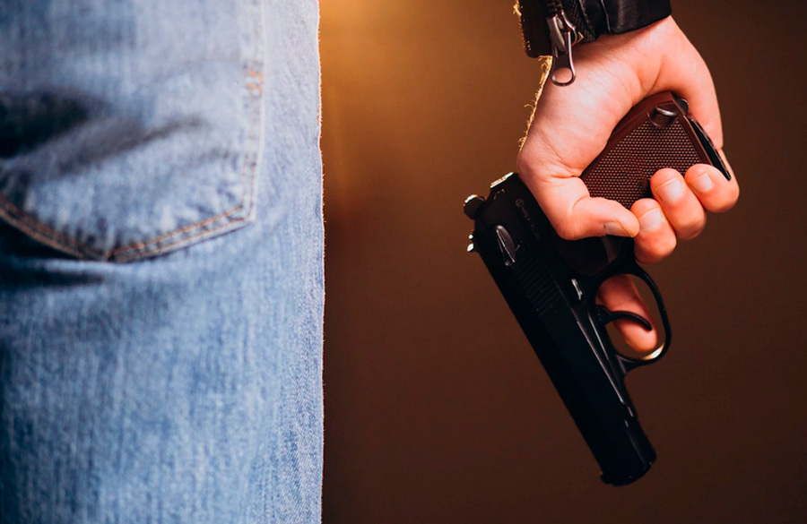 Угрожает пистолетом. Прокурор с оружием. Фото с пистолетом в школе. Гражданское огнестрельное оружие.