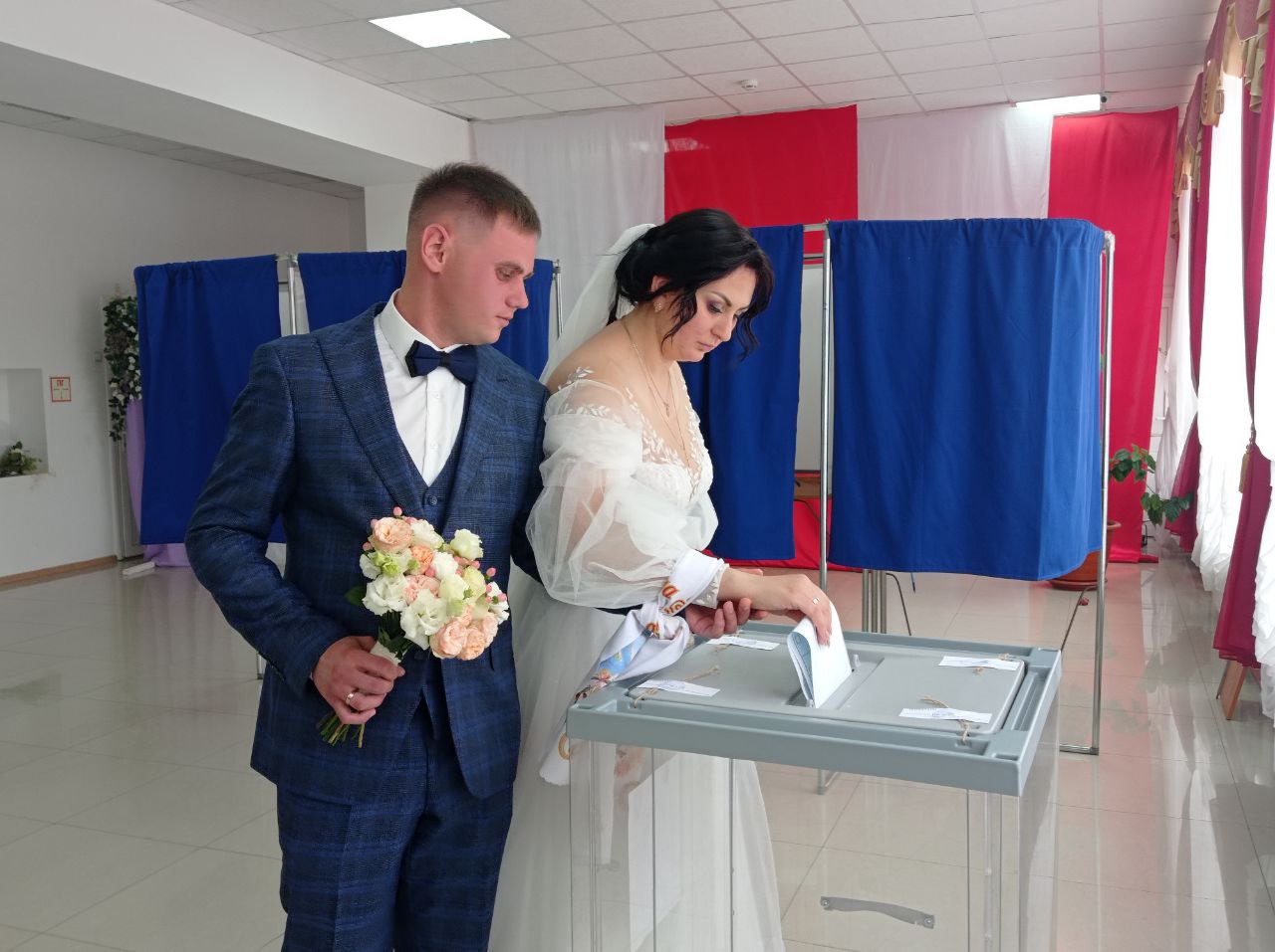 Первыми на избирательный участок пришли. Молодожёны на избирательном участке. Избирательный участок Ростов. Тверские молодожены пришли на выборы. Избирательный участок 120 Астрахань.